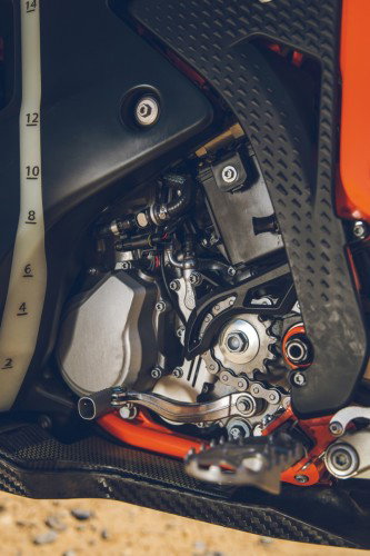 KTM 450 Rally Replica 2027 – Motor-Ritzel mit Kette, Schalthebel und Carbon-Motorschutz seitlich