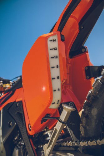 KTM 450 Rally Replica 2027 – Tank-Fuellstandsanzeige mit Skala 2-14 Liter in KTM-Orange