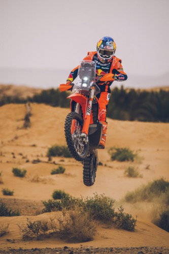 KTM 450 Rally Replica 2027 – Luciano Benavides bei Wuestenfahrt in Red Bull KTM Factory Racing Ausruestung