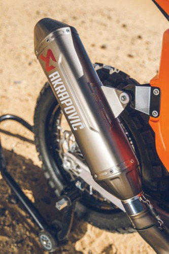 KTM 450 Rally Replica 2027 – Akrapovic-Endschalldaempfer in Titan mit rotem Logo Nahaufnahme