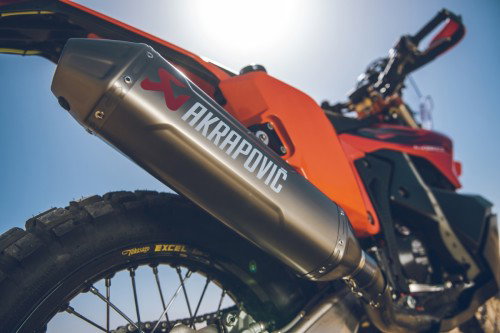 KTM 450 Rally Replica 2027 – Akrapovic-Auspuffanlage mit Excel-Hinterrad und Takasago-Felge