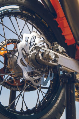 KTM 450 Rally Replica 2027 – Brembo-Bremsscheibe hinten mit Schwinge und Bremsankerplatte