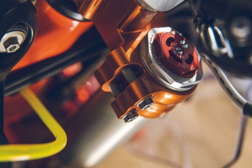 KTM 450 Rally Replica 2027 – WP XACT Pro Gabelkopf mit Preload- und Compression-Einstellern in Orange und Rot