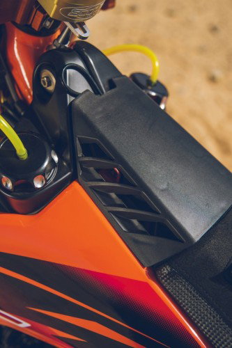 KTM 450 Rally Replica 2027 – Luftfilterkasten-Abdeckung schwarz mit Entlueftungsschlitzen