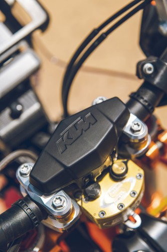 KTM 450 Rally Replica 2027 – KTM Bremsflüssigkeitsbehaelter und Scotts Lenkungsdaempfer von oben