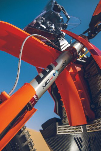 KTM 450 Rally Replica 2027 – WP XACT Pro Upside-Down-Gabel mit SKF-Dichtungen und orangem Gabelschutz