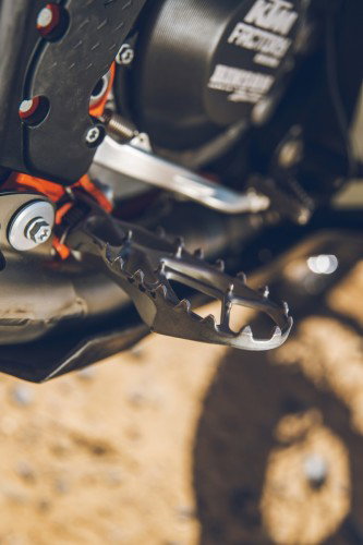 KTM 450 Rally Replica 2027 – Offroad-Fussraste mit gezacktem Profil Nahaufnahme