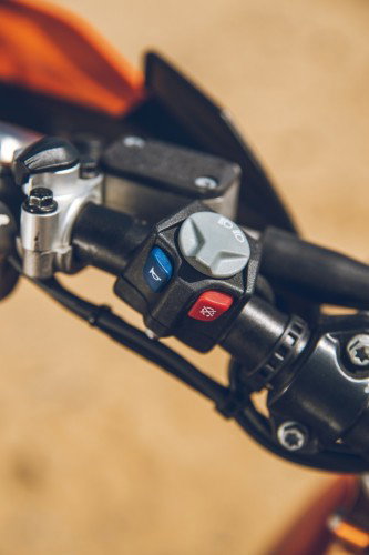 KTM 450 Rally Replica 2027 – Linke Lenkerarmatur mit Licht-, Hupe- und Blinker-Schaltern Nahaufnahme