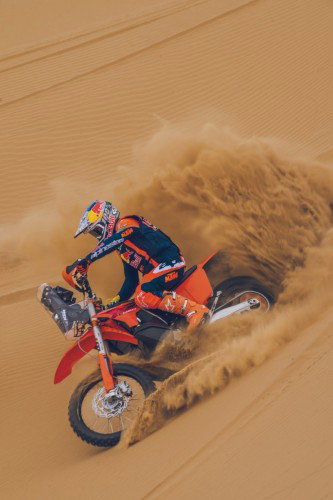 KTM 450 Rally Replica 2027 – Luciano Benavides bei Wuestenfahrt in Red Bull KTM Factory Racing Ausruestung