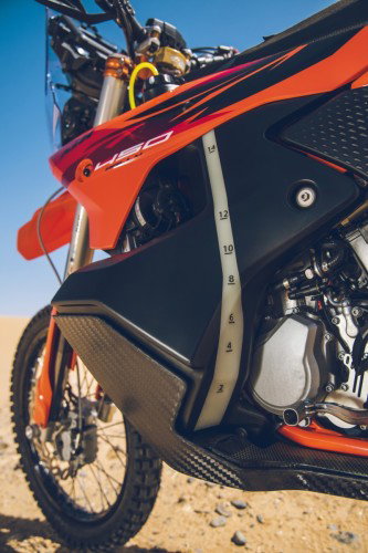 KTM 450 Rally Replica 2027 – Tankverkleidung mit 450-Schriftzug, Tankskala und Carbon-Motorschutz seitlich