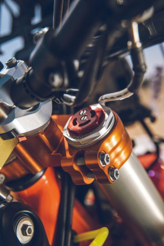KTM 450 Rally Replica 2027 – WP Federbein-Kopf mit Preload-Einsteller in Orange und CNC-Lenkerklemme