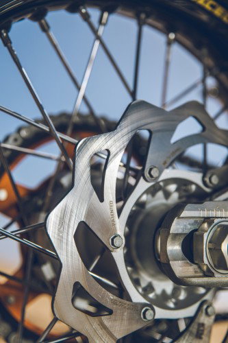 KTM 450 Rally Replica 2027 – Brembo-Bremsscheibe vorne Nahaufnahme mit Excel-Speichenfelge