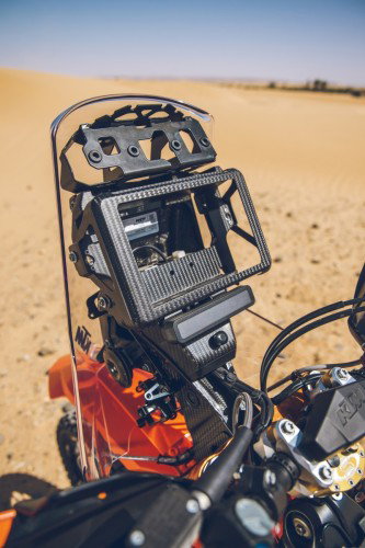 KTM 450 Rally Replica 2027 – Carbon-Navigationsturm mit Roadbook-Halterung und Windschild frontal in Wueste
