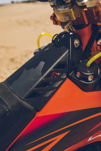 KTM 450 Rally Replica 2027 – Luftfilterkasten-Abdeckung mit Entlueftungsschlitzen und Tank-Grafik