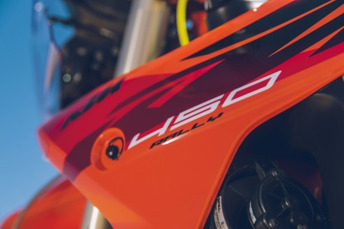 KTM 450 Rally Replica 2027 – Tankbefestigung und Rahmen Nahaufnahme