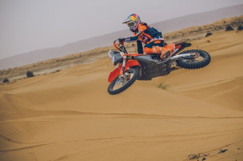 KTM 450 Rally Replica 2027 – Luciano Benavides bei Wuestenfahrt in Red Bull KTM Factory Racing Ausruestung