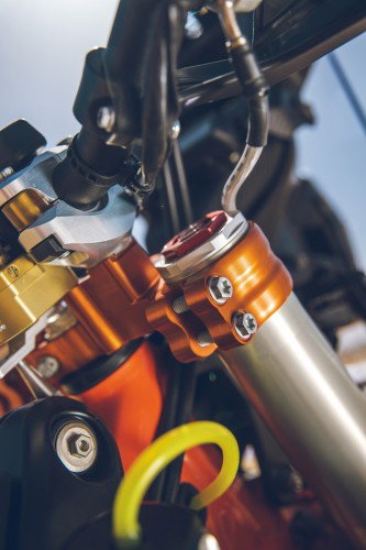 KTM 450 Rally Replica 2027 – Kuehler mit Schutzgitter seitlich