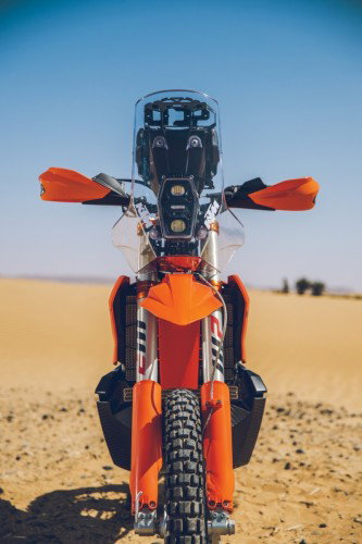 KTM 450 Rally Replica 2027 – Seitenansicht in KTM-Orange in Wuestenkulisse