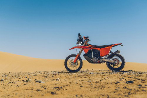 KTM 450 Rally Replica 2027 – Seitenansicht in KTM-Orange in Wuestenkulisse