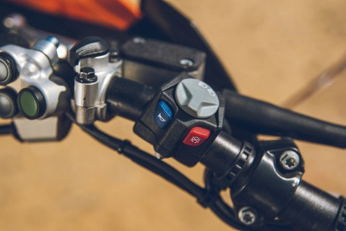 KTM 450 Rally Replica 2027 – Lenkkopf mit Gabelbruecke und Lenkerklemmen in Orange