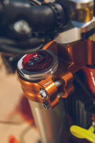 KTM 450 Rally Replica 2027 – WP Federbein mit Ausgleichsbehaelter am Rahmen