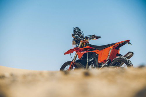 KTM 450 Rally Replica 2027 – Seitenansicht in KTM-Orange in Wuestenkulisse