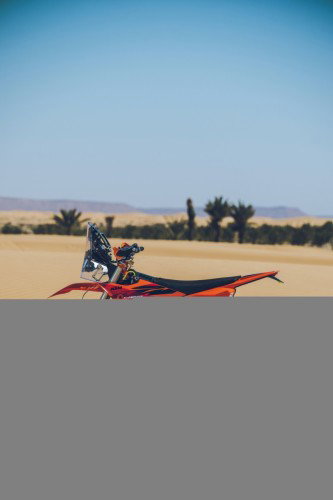 KTM 450 Rally Replica 2027 – Seitenansicht in KTM-Orange in Wuestenkulisse