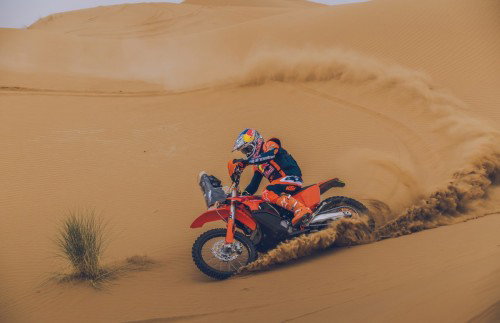 KTM 450 Rally Replica 2027 – Luciano Benavides bei Wuestenfahrt in Red Bull KTM Factory Racing Ausruestung