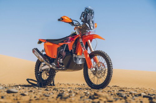KTM 450 Rally Replica 2027 – Seitenansicht in KTM-Orange in Wuestenkulisse