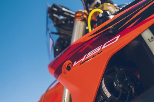 KTM 450 Rally Replica 2027 – Seitenstaender-Aufnahme am Rahmen