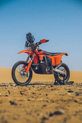 KTM 450 Rally Replica 2027 – Seitenansicht in KTM-Orange in Wuestenkulisse