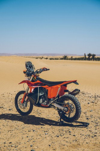 KTM 450 Rally Replica 2027 – Seitenansicht in KTM-Orange in Wuestenkulisse