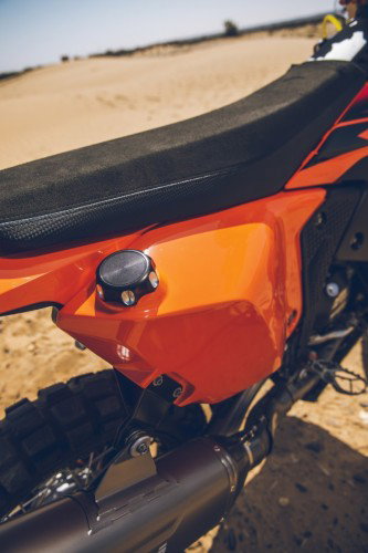 KTM 450 Rally Replica 2027 – Schwingenachse und Kettenspanner Nahaufnahme