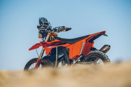 KTM 450 Rally Replica 2027 – Seitenansicht in KTM-Orange in Wuestenkulisse