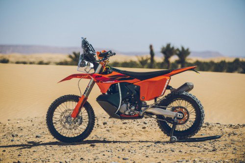 KTM 450 Rally Replica 2027 – Seitenansicht in KTM-Orange in Wuestenkulisse