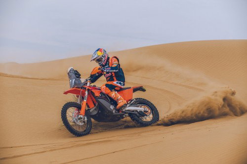 KTM 450 Rally Replica 2027 – Luciano Benavides bei Wuestenfahrt in Red Bull KTM Factory Racing Ausruestung