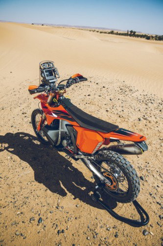 KTM 450 Rally Replica 2027 – Seitenansicht in KTM-Orange in Wuestenkulisse