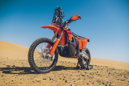 KTM 450 Rally Replica 2027 – Seitenansicht in KTM-Orange in Wuestenkulisse