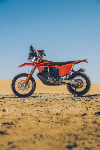 KTM 450 Rally Replica 2027 – Seitenansicht in KTM-Orange in Wuestenkulisse