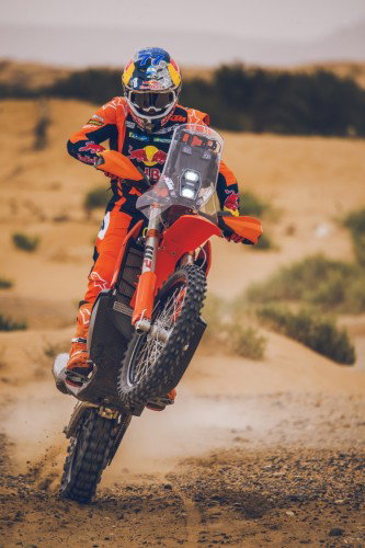 KTM 450 Rally Replica 2027 – Luciano Benavides bei Wuestenfahrt in Red Bull KTM Factory Racing Ausruestung