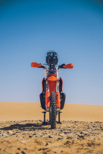 KTM 450 Rally Replica 2027 – Seitenansicht in KTM-Orange in Wuestenkulisse