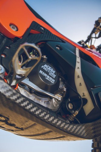 KTM 450 Rally Replica 2027 – Tankverkleidung und Knieschutz von hinten