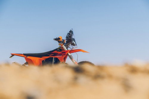 KTM 450 Rally Replica 2027 – Seitenansicht in KTM-Orange in Wuestenkulisse