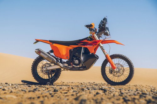 KTM 450 Rally Replica 2027 – Seitenansicht in KTM-Orange in Wuestenkulisse
