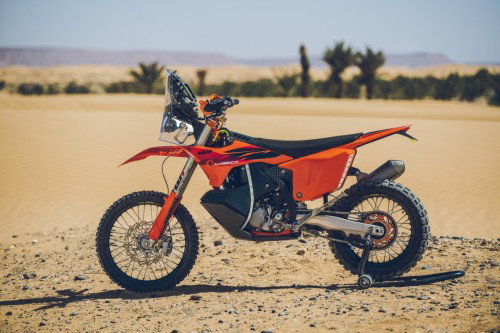 KTM 450 Rally Replica 2027 – Seitenansicht in KTM-Orange in Wuestenkulisse