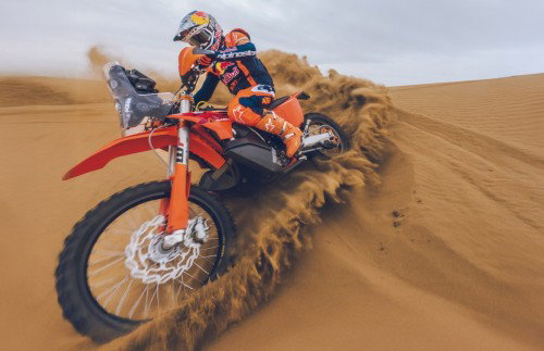 KTM 450 Rally Replica 2027 – Luciano Benavides bei Wuestenfahrt in Red Bull KTM Factory Racing Ausruestung