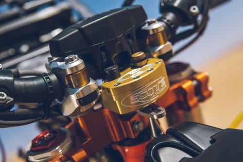 KTM 450 Rally Replica 2027 – Carbon-Teile am Navigationsturm Nahaufnahme