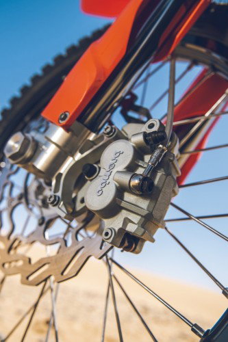 KTM 450 Rally Replica 2027 – Bremsleitung und Gabelschuetzer vorne