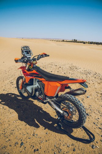 KTM 450 Rally Replica 2027 – Seitenansicht in KTM-Orange in Wuestenkulisse