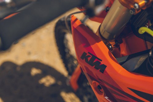 KTM 450 Rally Replica 2027 – Sitzbank-Befestigung und Schnellverschluss